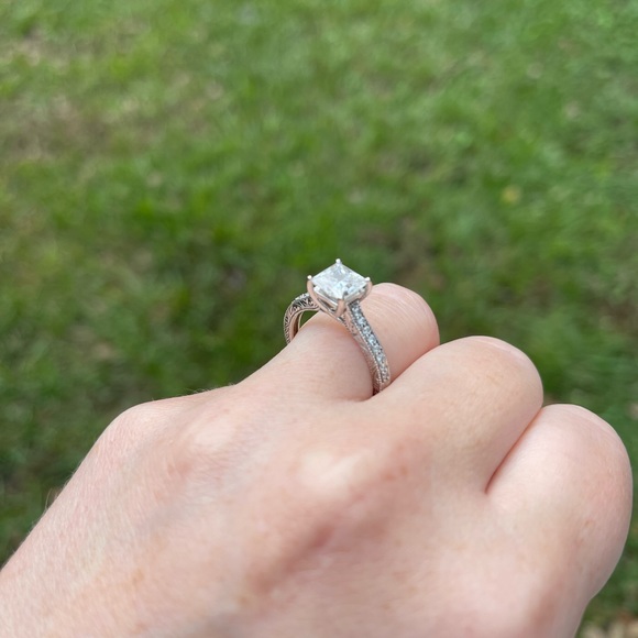 1.5 CT white gold Charles and Colvard Engagement ring - Picture 6 of 9